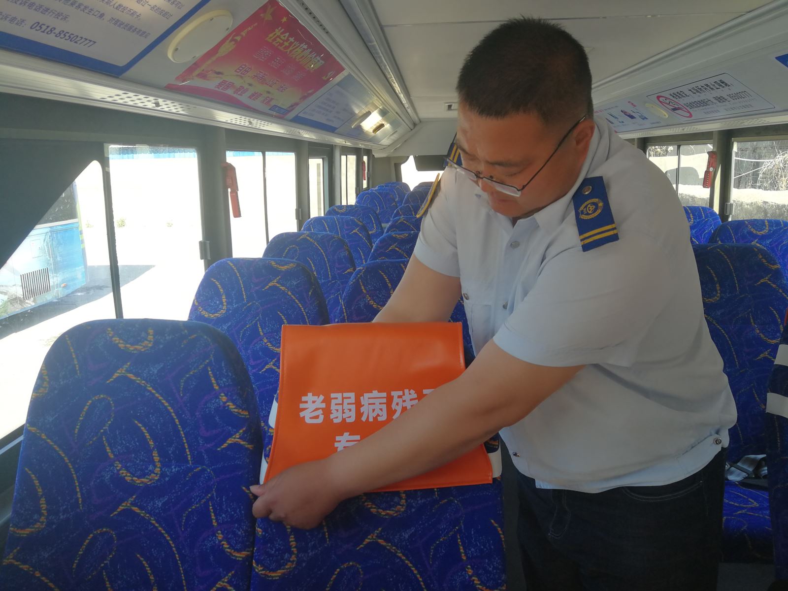 公交集團公交事業(yè)一部為車廂安裝座椅套   為創(chuàng)文助力